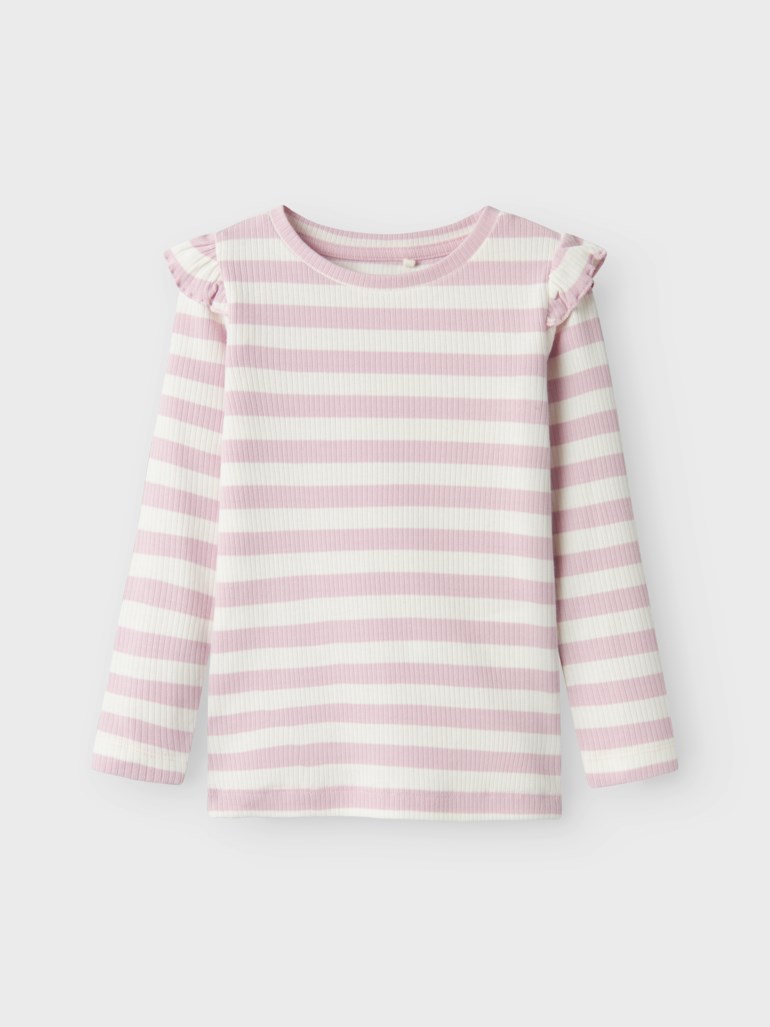 Barns rosa og hvitstripete ribbet langermet topp med volanger på skuldrene, forfra.
