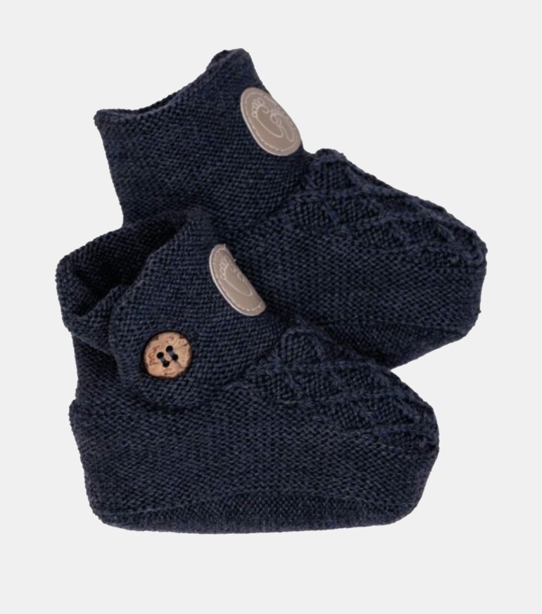 Marineblå strikkede babysokker med teksturert mønster, lysebrune merker og en treknapp.