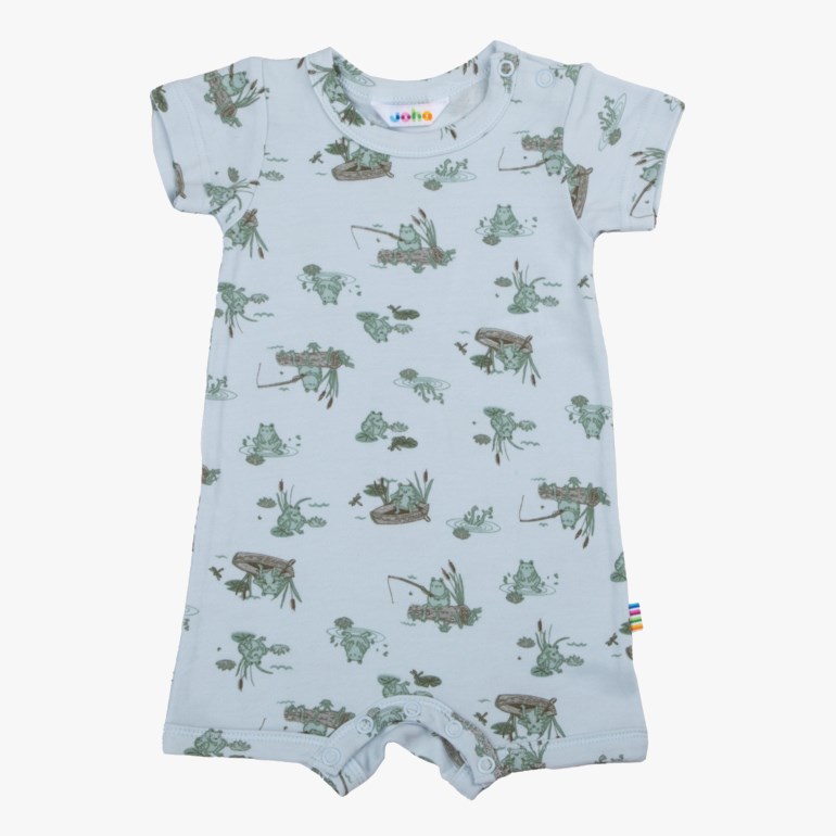 Lyseblå baby-romper med korte ermer, frosketrykk og trykknapper ved skulder og skritt.