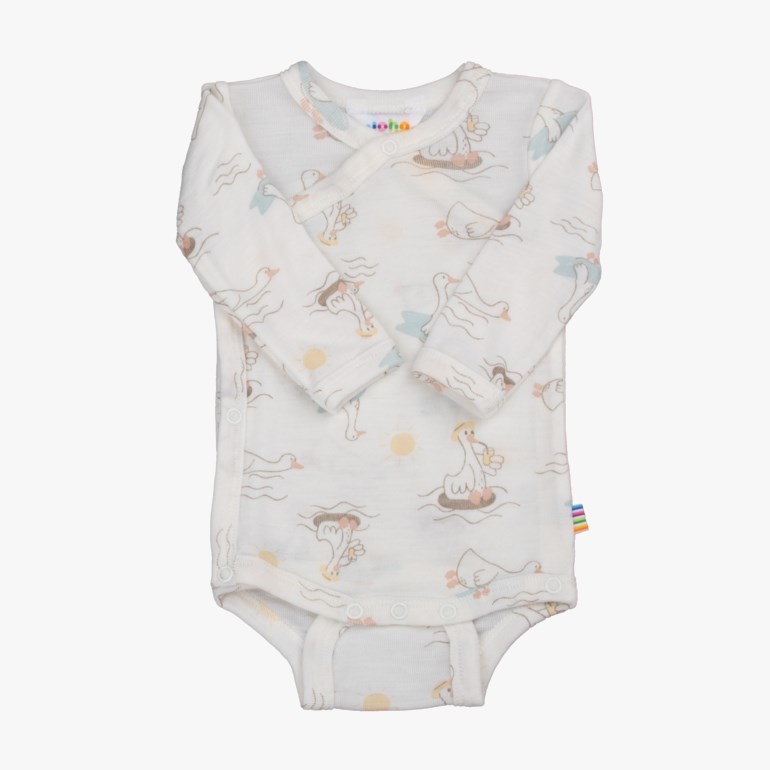 Babybody i krem med lang erm, omlottlukking og andemønster, sett forfra.