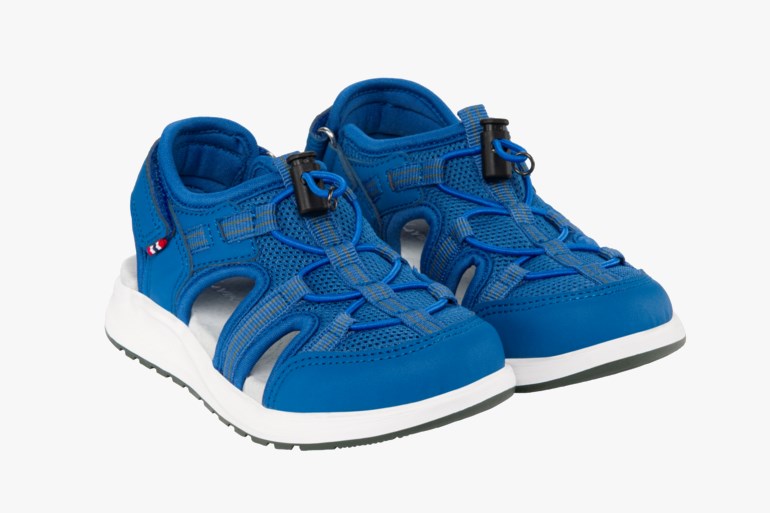 Et par blå barnesandaler i mesh med elastiske lisser, sorte spenner og hvite såler.