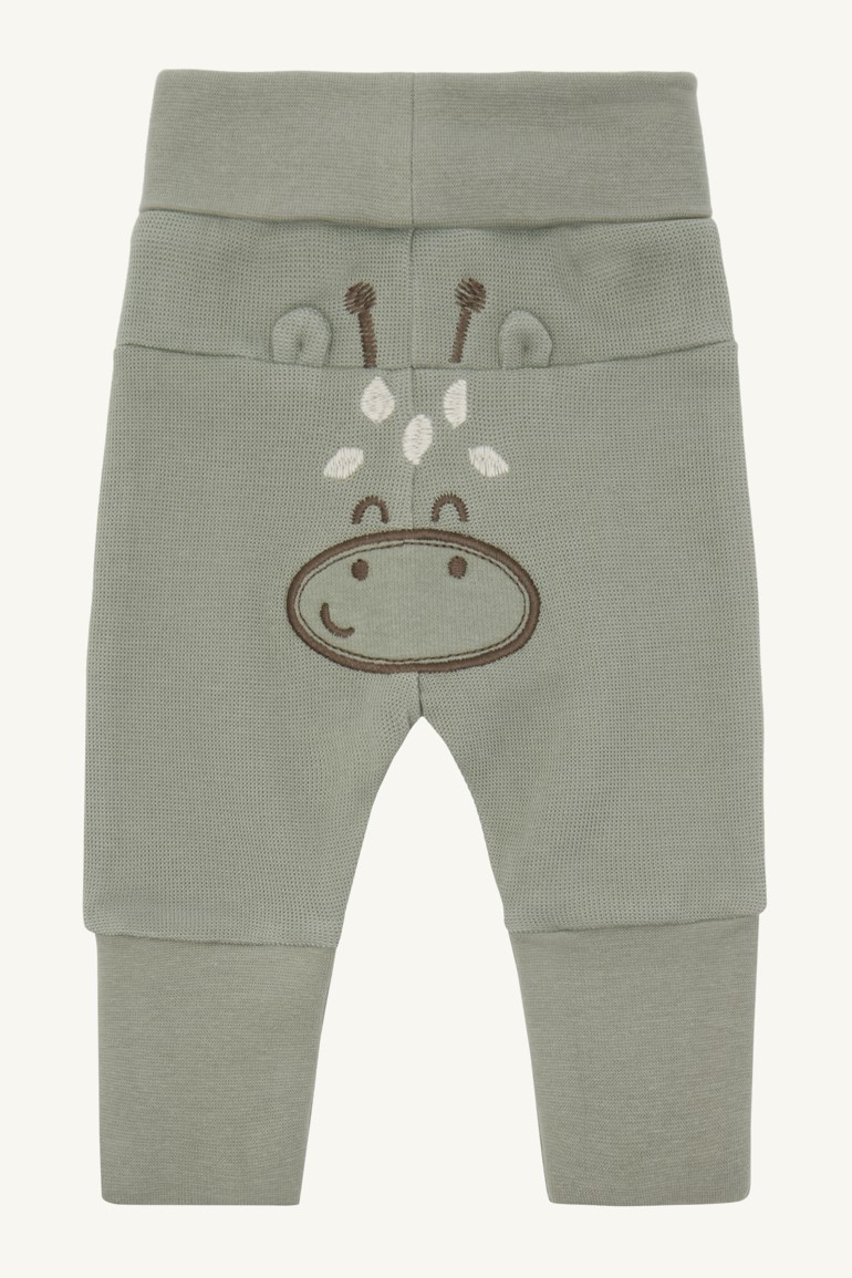 Salviegrønne babybukser i teksturert stoff med ribbet linning og brodert giraffansikt.