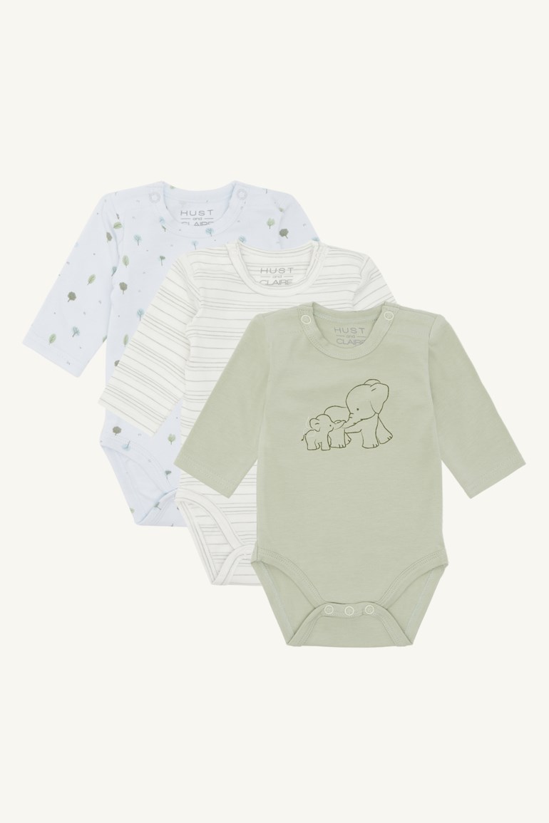 Lysegrønn babybody med elefanttrykk, en stripete body og en blå body med tretrykk.