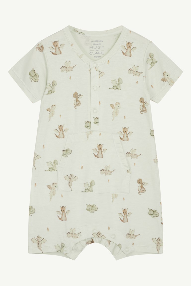 Lys grønn babyromper med korte ermer, knappestolpe, brystlomme, trykknapper og dragemønster.