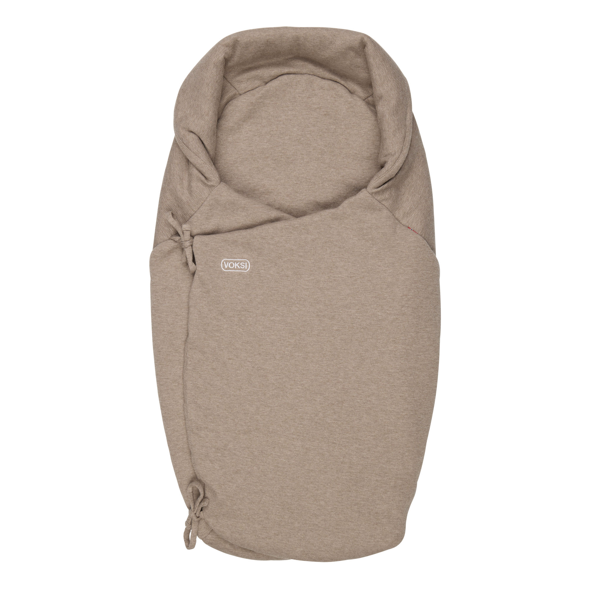 Beige babyfotpose med hette, en frontklaff med logo og snøring i bunnen.
