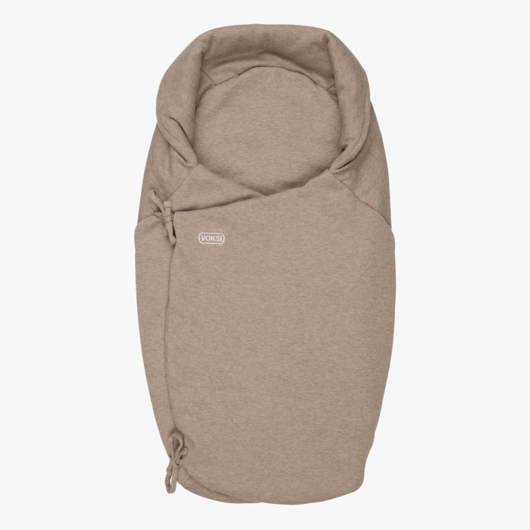 Beige babyfotpose med hette, en frontklaff med logo og snøring i bunnen.