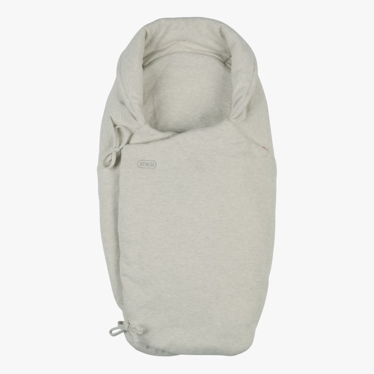 Lys gråmelert babypose med hette, knytebånd på siden og avrundet bunn.