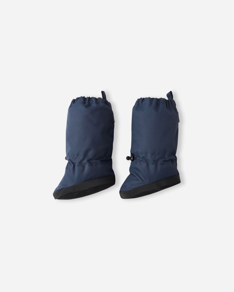 Et par marineblå babytøfler med svarte såler og snøring øverst.