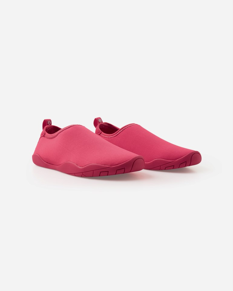 Et par fuchsia slip-on vannsko med teksturerte såler og hælfliker, vist fra en litt hevet frontvisning.