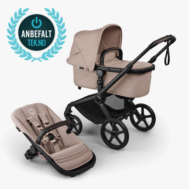 Beige barnevogn med svart ramme og liggedel, sammen med et separat beige bilsete.
