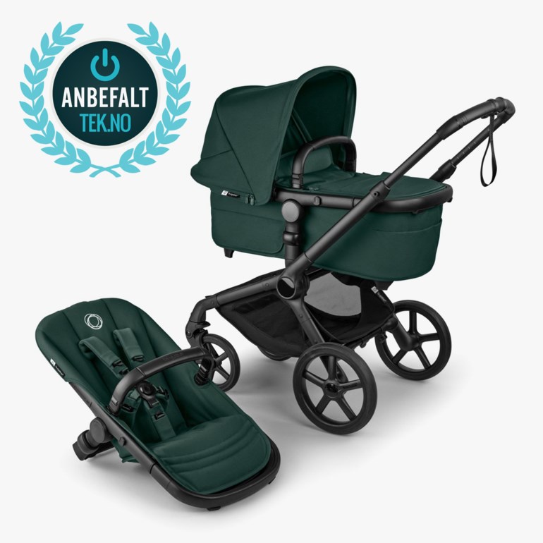 Mørkegrønn barnevogn med liggedel, ved siden av et separat mørkegrønt sete.