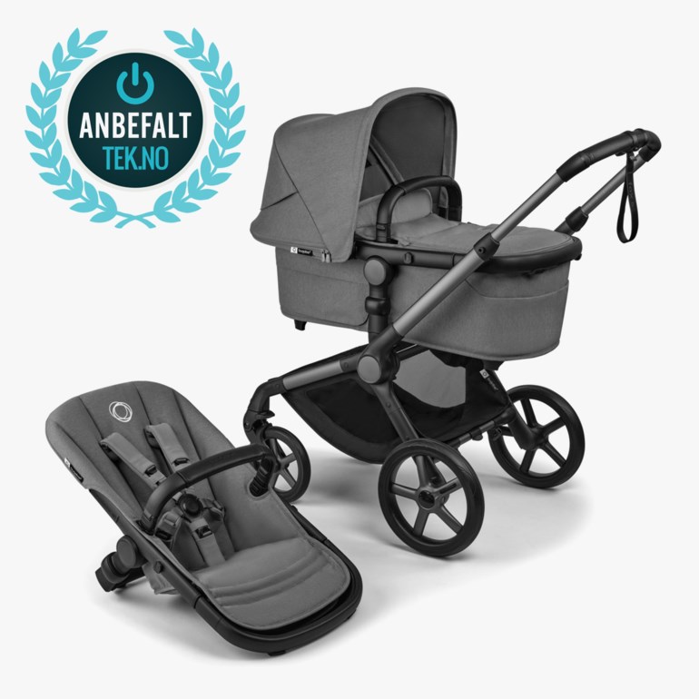 Grå barnevogn med liggedel, mørk ramme, og et separat grått babysete med stropper.