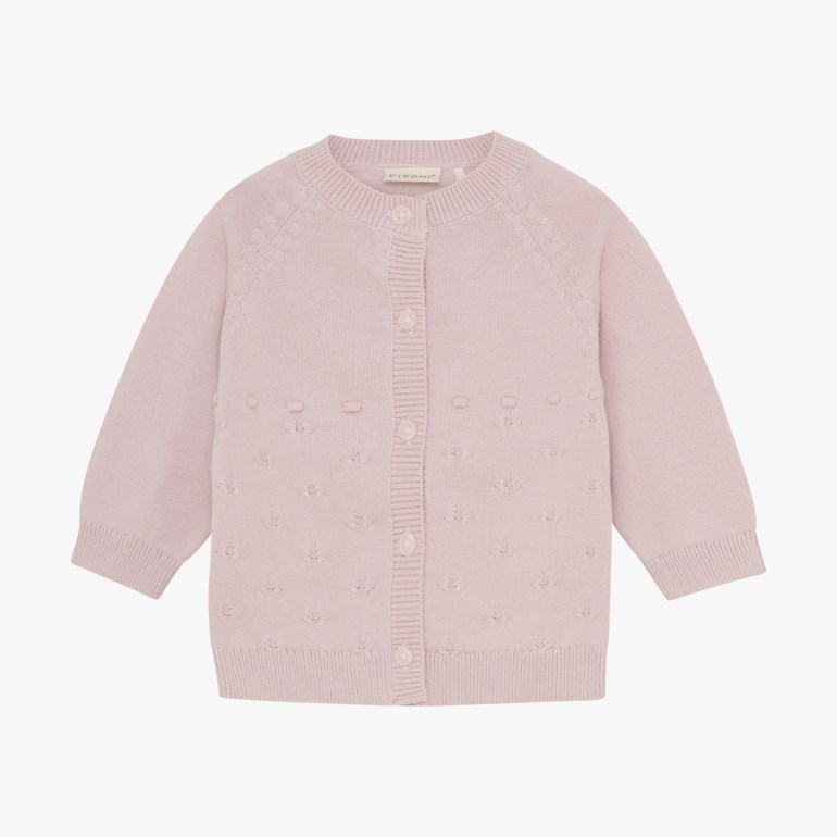 Frontvisning av en baby lyserosa strikket cardigan med rund hals, knapper foran og diskret mønster.