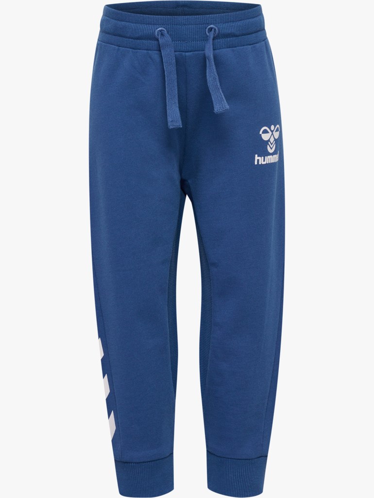 Blå barnsweatpants med snøring i livet, ribbestrikkede mansjetter, hvite sidestriper og hvit logo.