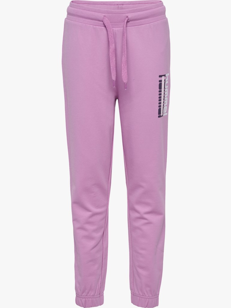 Lilla joggebukse med snøring i midjen, mansjetter ved anklene og vertikal mønstret tekst.