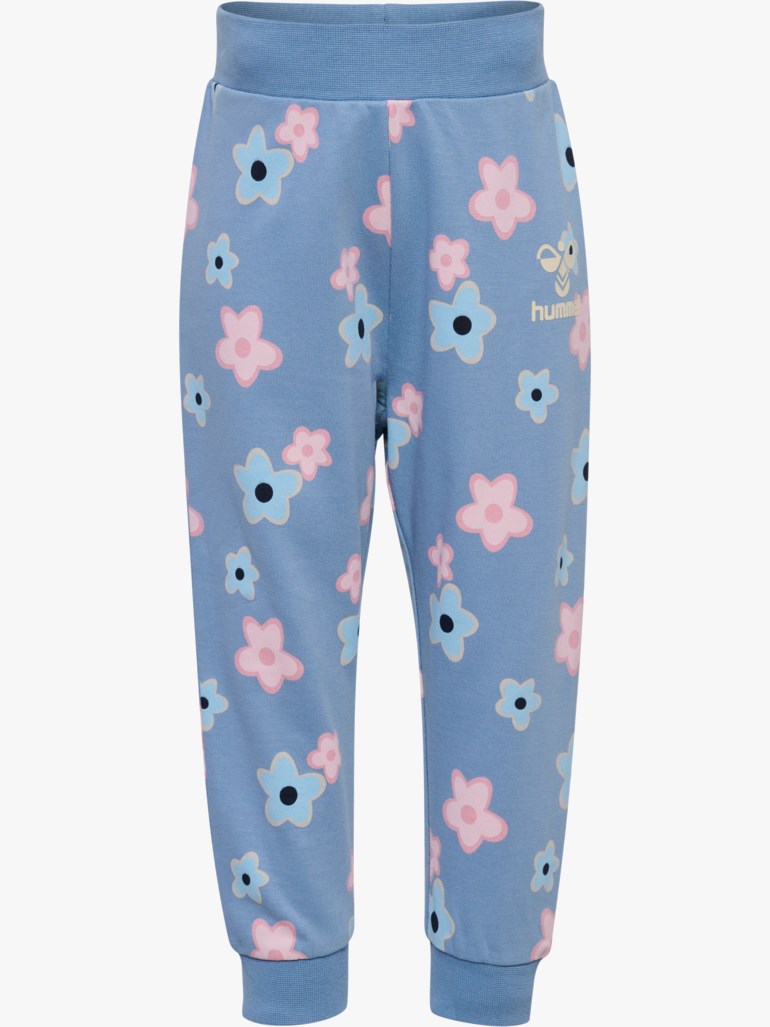 Lyseblå barnesweatpants med rosa og lyseblått blomstermønster, med ribbet midje og mansjetter, forfra.