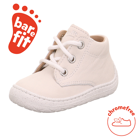 Lys beige skinnsko for baby med hvite lisser og sølvmaljer, sidevisning.