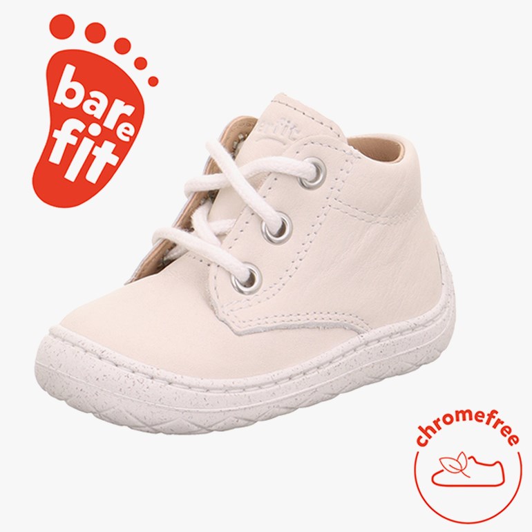 Lys beige skinnsko for baby med hvite lisser og sølvmaljer, sidevisning.