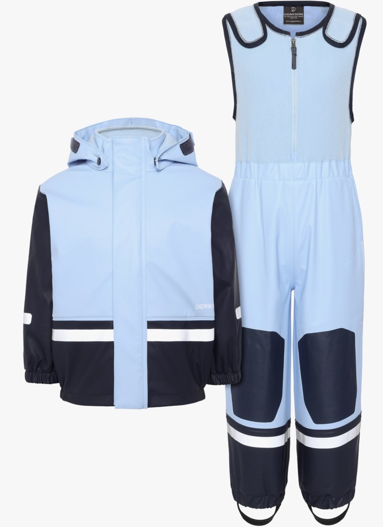 Barns lyseblå og mørkeblå hette regnsett med refleksstriper og selebukse, forfra.