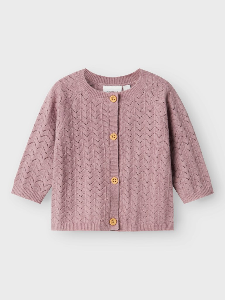 Babys mauve strikket cardigan i hullmønster med rund hals og treknapper, forfra.