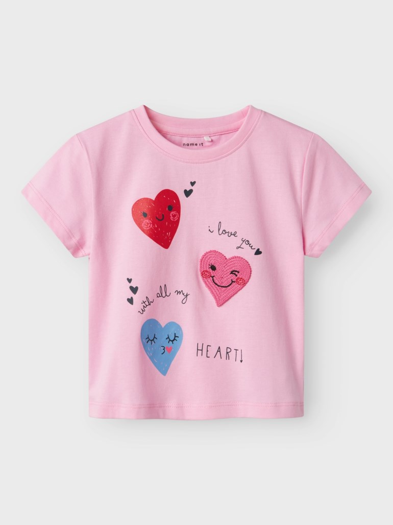 Rosa kortermet t-skjorte med hjerteprint foran og teksten 'I love you with all my heart!'.