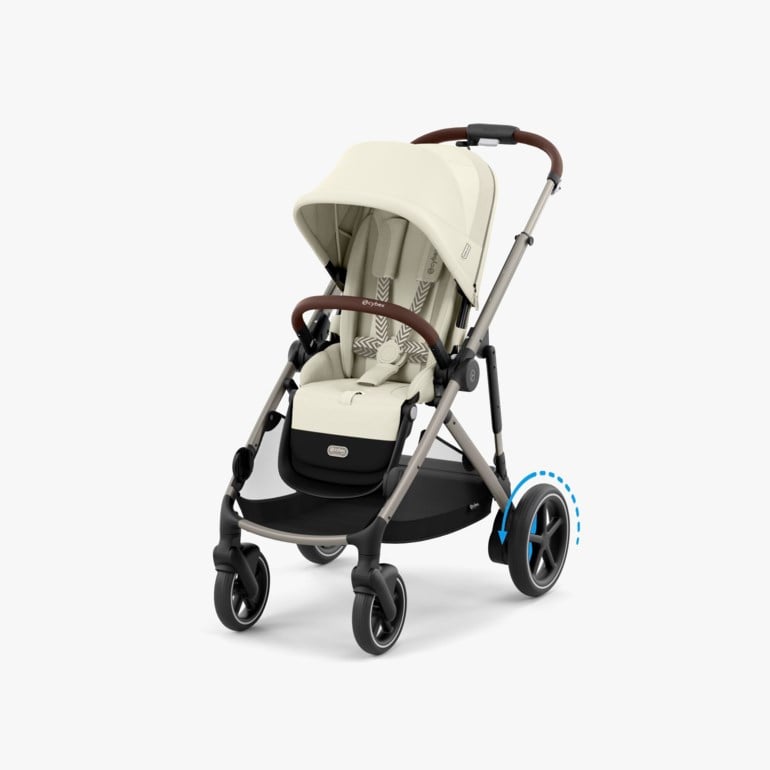Kremfarget og brun barnevogn med mønstret sete, grå ramme og svarte hjul i front-sidevisning.
