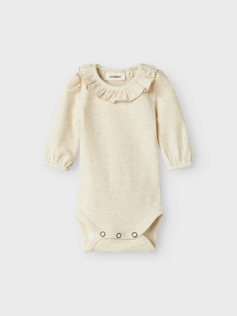 Frontvisning av en beige langermet ribbet babybody med rysjekrage og trykknapper.