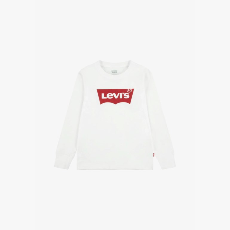 En hvit langermet t-skjorte med rødt Levi's logo trykk på brystet, med en liten rød fane på venstre sidesøm.