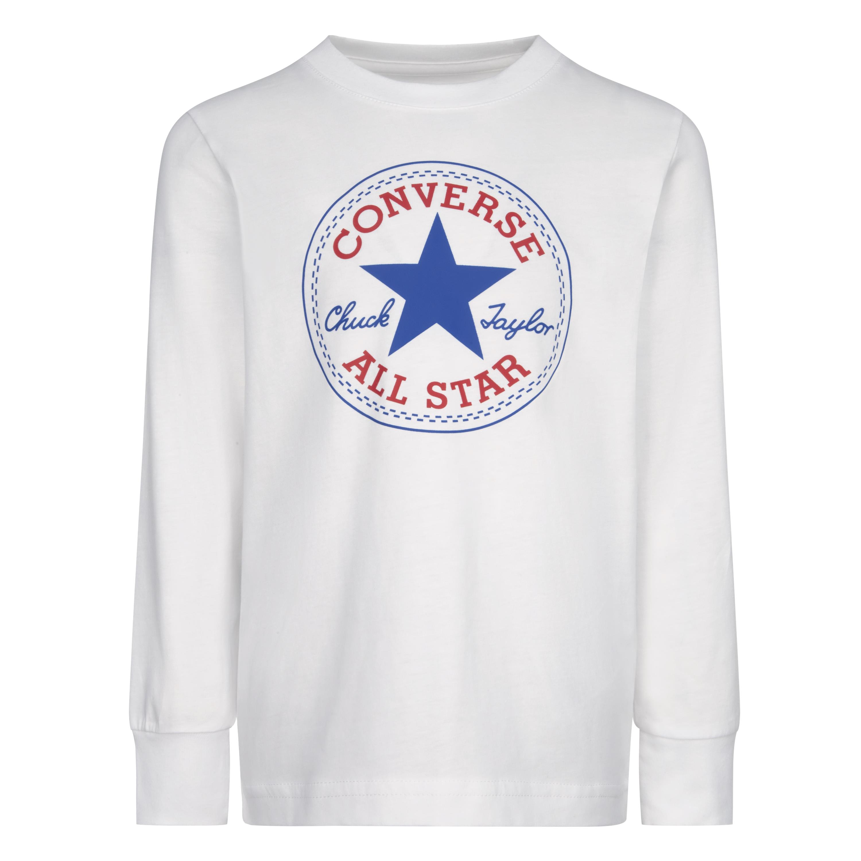Hvit langermet t-skjorte for barn med et blått og rødt Converse Chuck Taylor All Star logotrykk på forsiden.