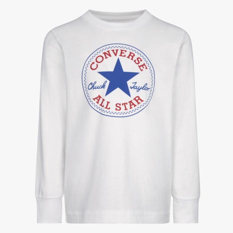 Hvit langermet t-skjorte for barn med et blått og rødt Converse Chuck Taylor All Star logotrykk på forsiden.