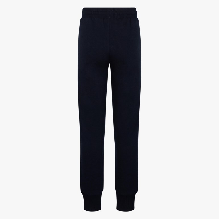 Mørkeblå joggebukse med elastisk linning og ribbestrikkede mansjetter, sett bakfra.