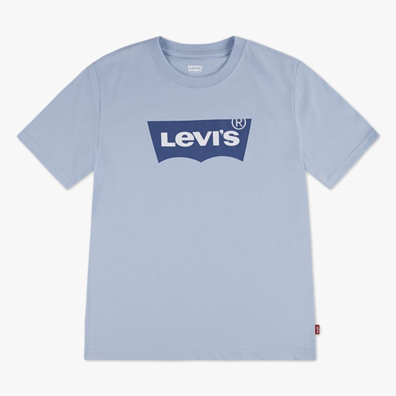 Lyseblå kortermet t-skjorte med mørkeblå Levi's batwing-logo på brystet og en rød merkelapp.
