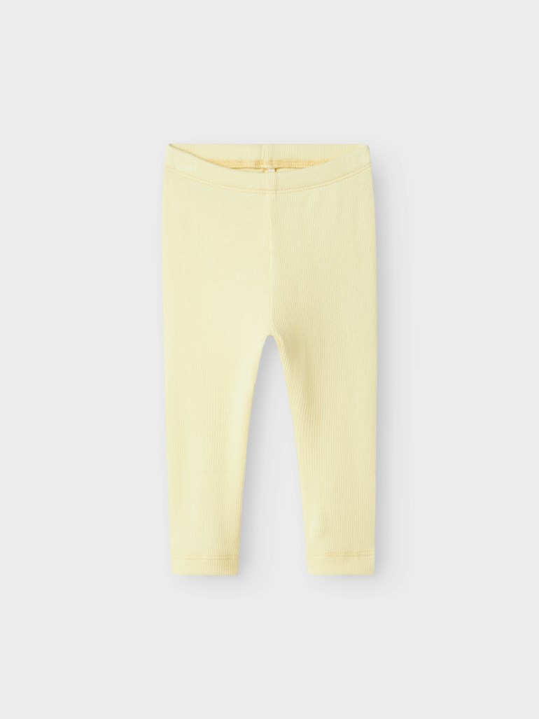 Frontvisning av lysegule ribbestrikkede babybukser med elastisk midje og mansjetter ved anklene.