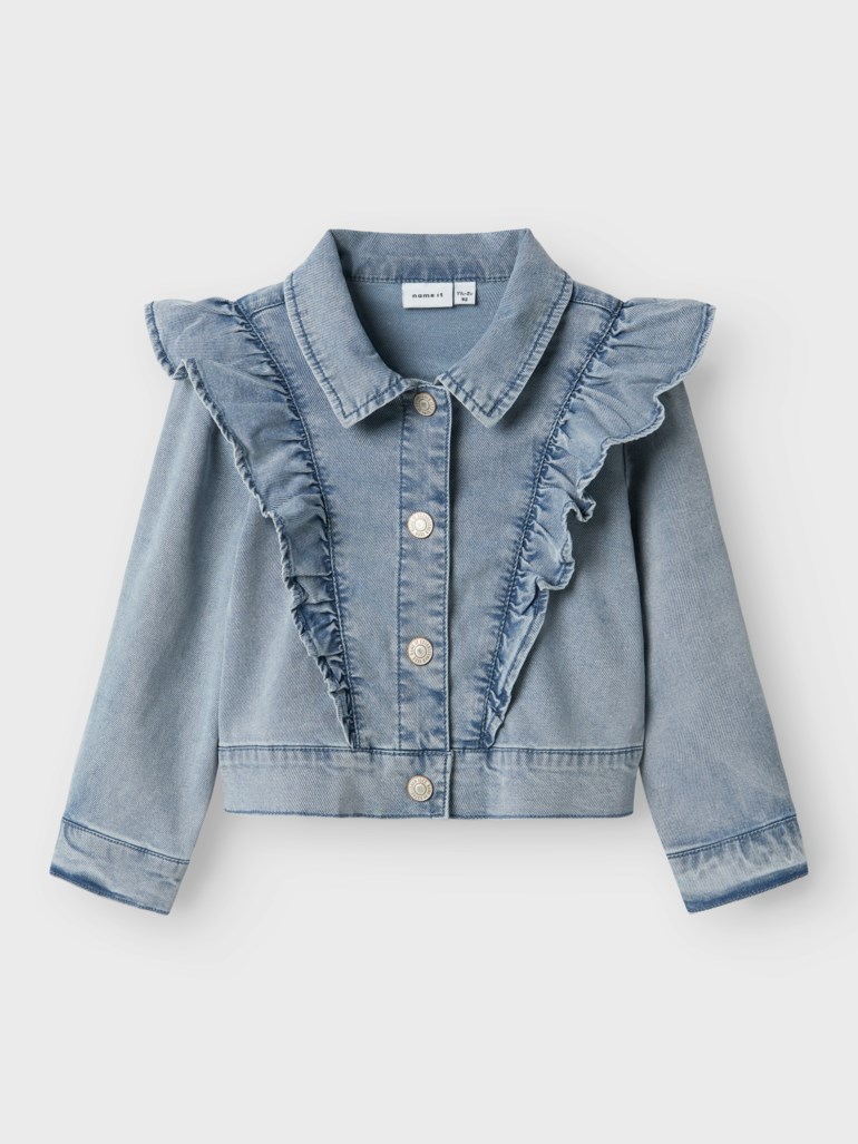 Frontvisning av en lys blå denimjakke for barn med volangdetaljer og sølvfargede knappelukking.