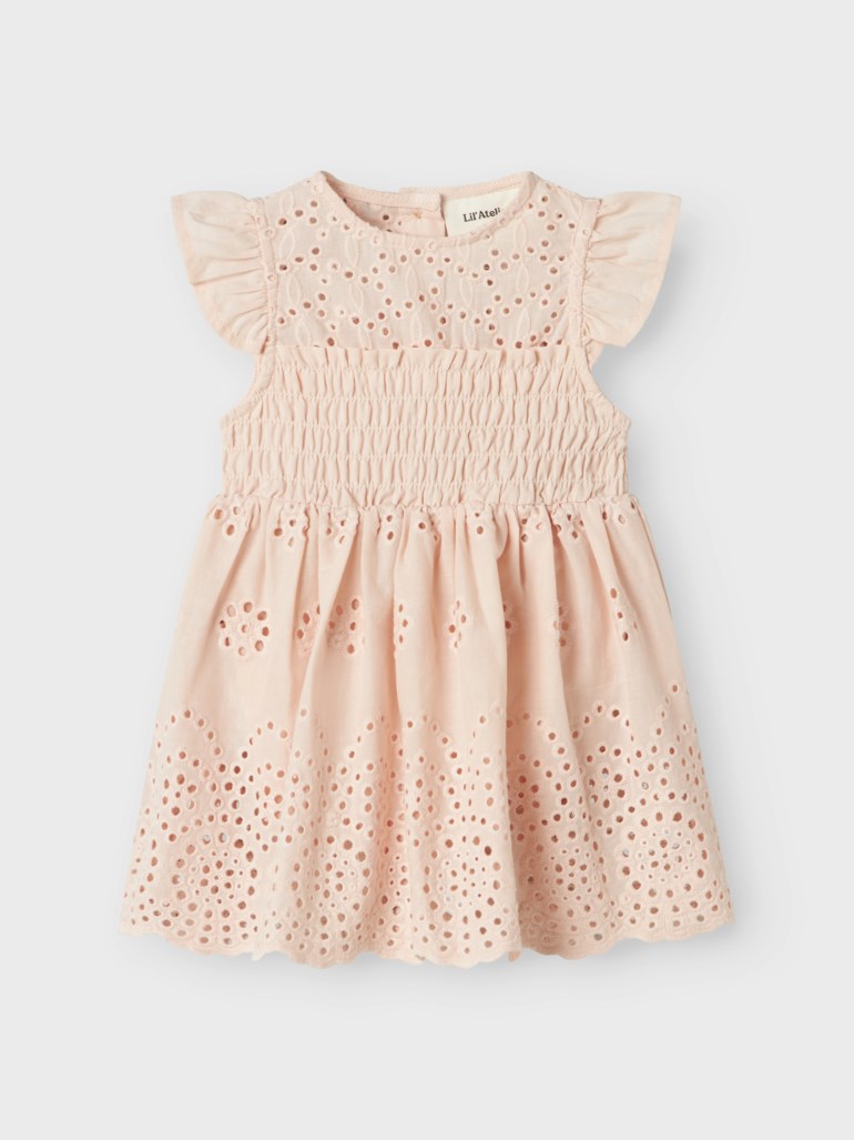 Lys rosa barnekjole med volangermer, broderi anglaise og smocket liv, forfra.
