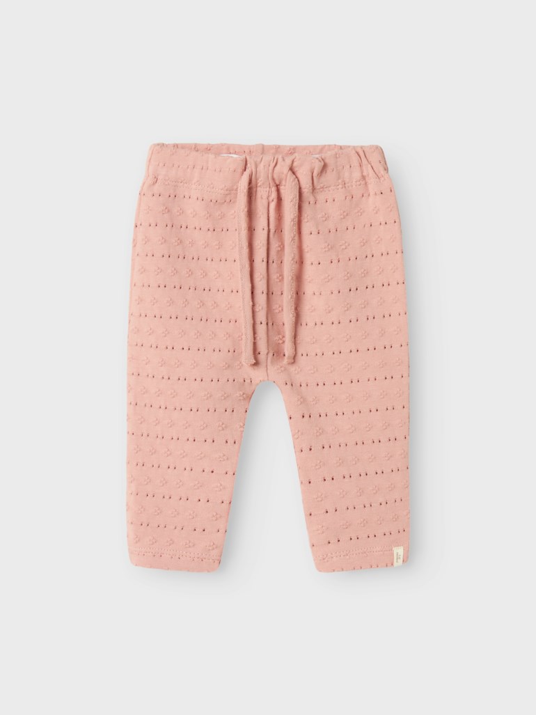 Frontbilde av rosa babybukser med elastisk snøring i midjen og gjennomgående hullmønster.