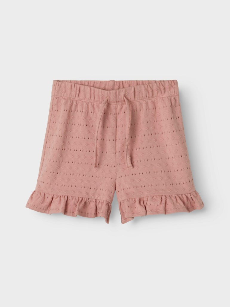 Støvrosa barneshorts med hullmønstret strikk, elastisk midje, snøring og rysjekant nederst.