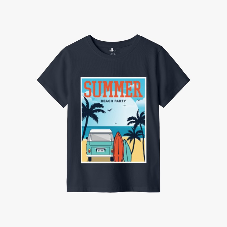 Mørkeblå barne-t-skjorte med et grafisk trykk som viser en strandscene og varebil med teksten 'Summer Beach Party'.