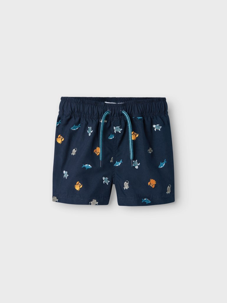 Marineblå badeshorts for barn med sjødyrmønster og snøring, forfra.