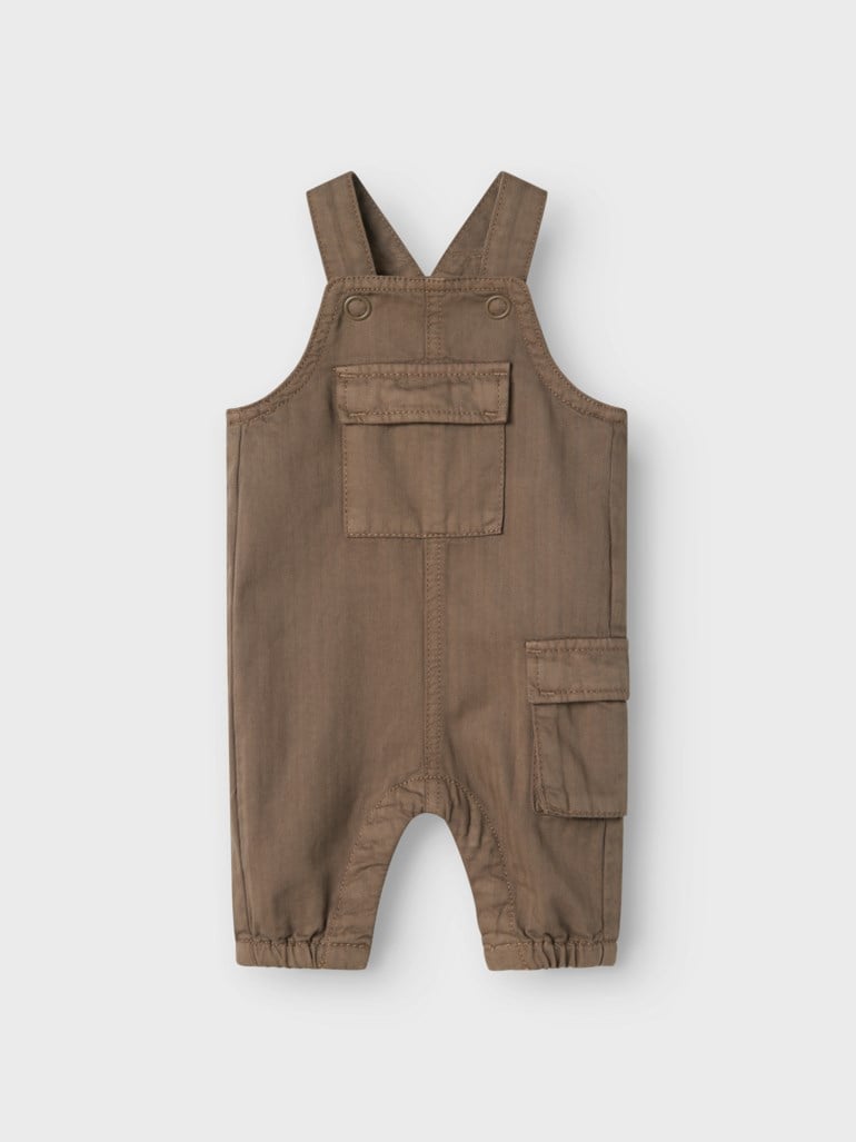 Brune babybukser med justerbare skulderstropper, brystlomme med klaff, sidelomme, elastiske benåpninger, forfra.