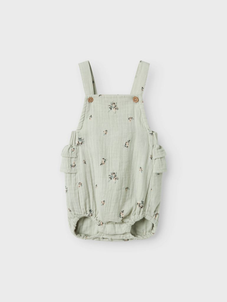 Forfra baby lysegrønn blomstret muslin-romper med skulderknapper og elastiske benåpninger.