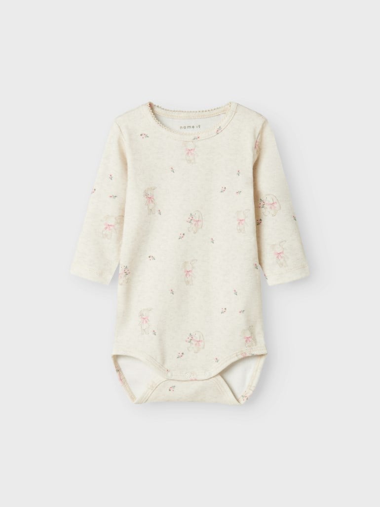 En langermet beige babybody med rosa kanin- og blomstermønster, blondekantet hals og trykknapper.