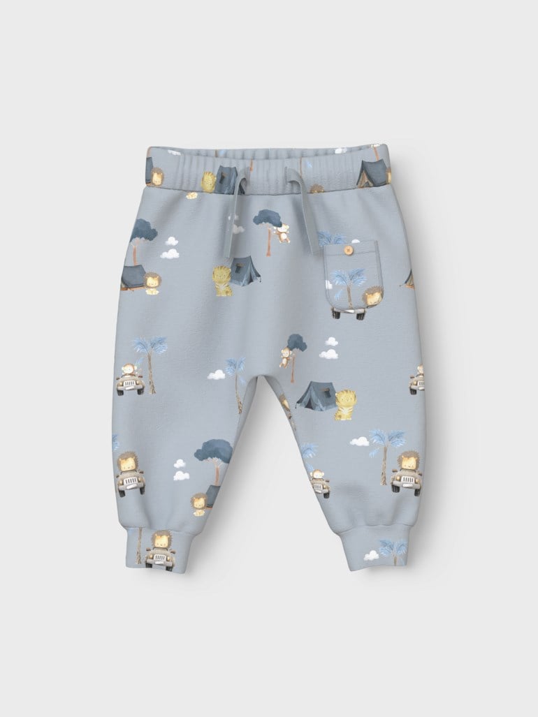 Lys blå babybukse med safari-mønster, snøring i midjen og en påsydd lomme.