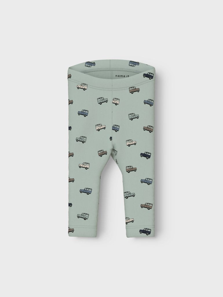 Baby lysegrønne ribbestrikkede leggings med bilmønster, forfra.