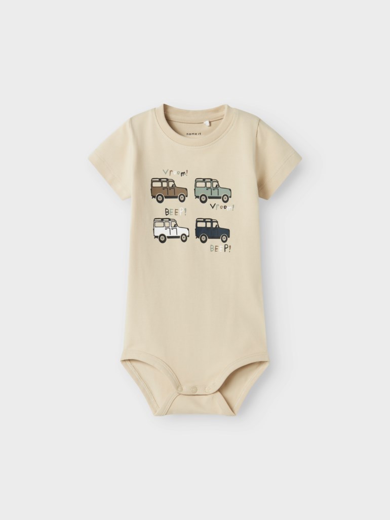 Lys beige kortermet babybody med fargerike bilmønster og teksttrykk, forfra.