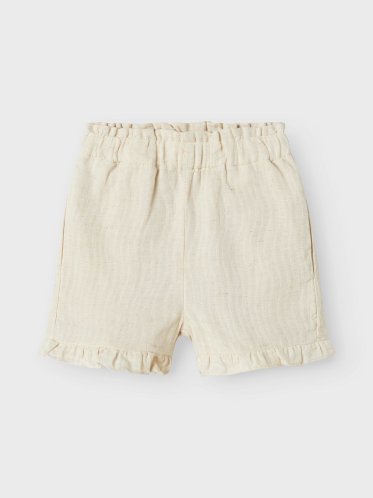 Lys beige teksturerte shorts med strikk i midjen og volangkant.