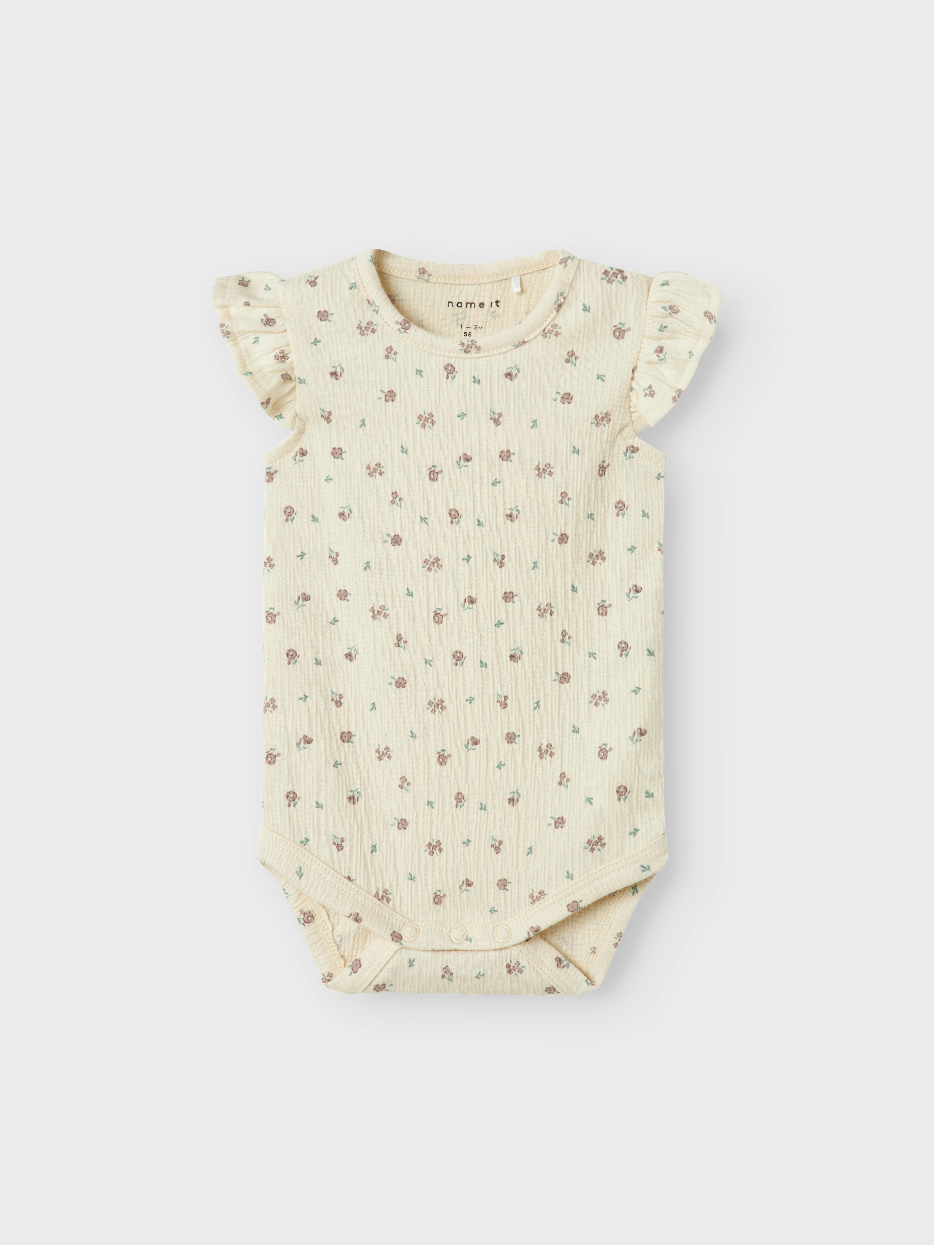 Kremfarget babybody med volangermer, rund hals og et lite blomstermønster.