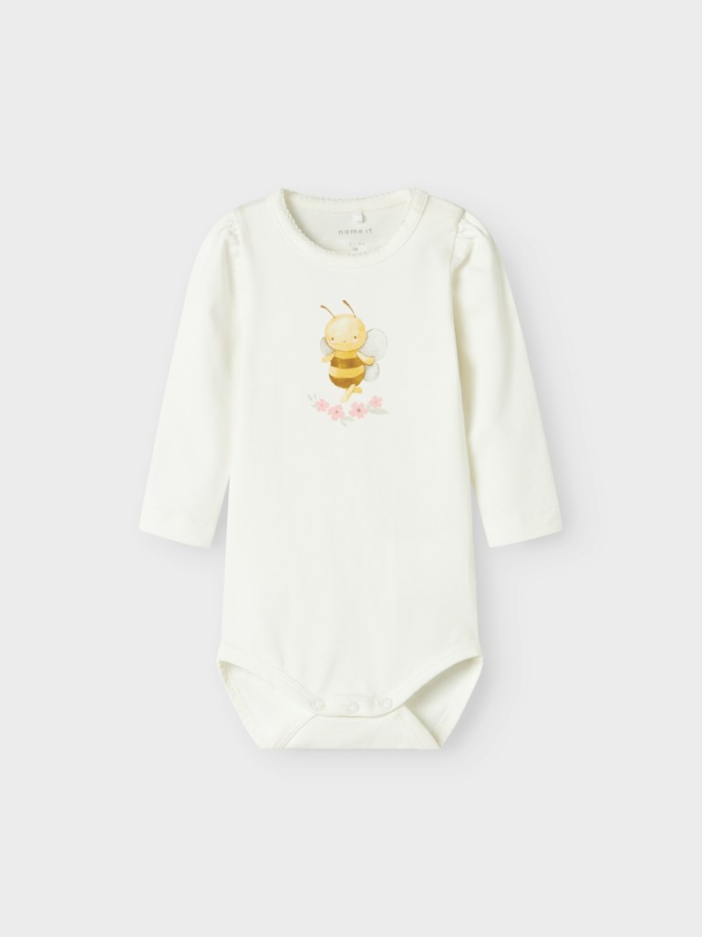 Kremfarget babybody med lange ermer, kamskjellhals, bitrykk og trykknapper i skrittet.