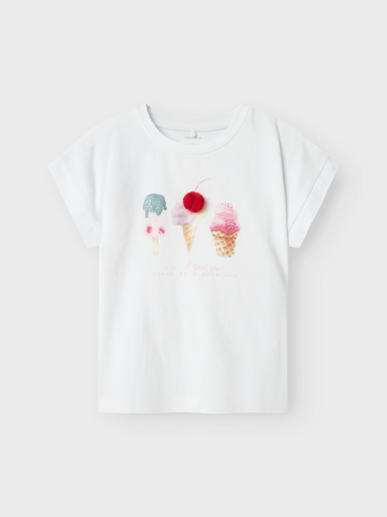 Hvit barneskjorte med iskremtrykk med en rød kirsebær-pom-pom og oppbrettede korte ermer.