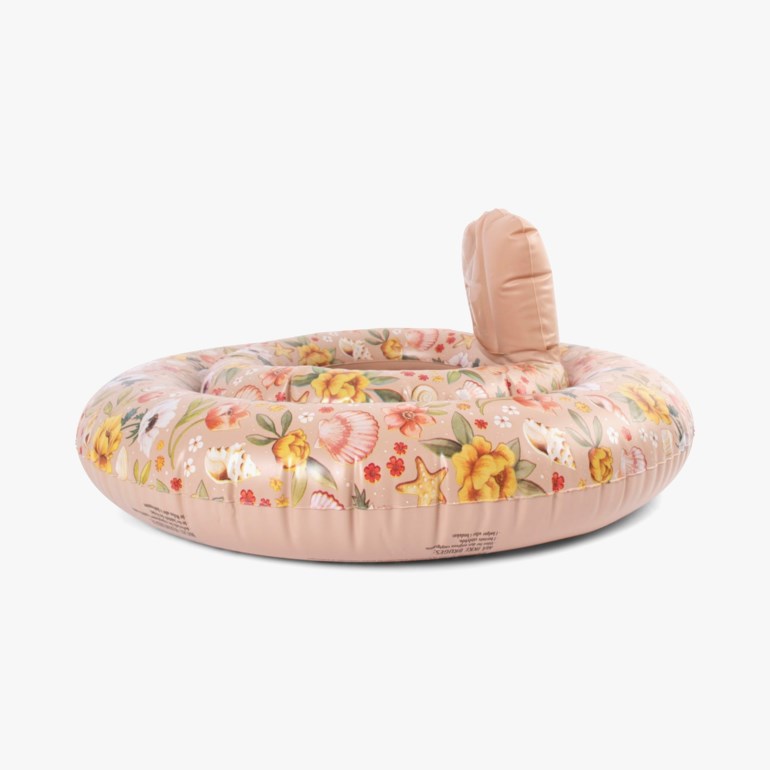 Baby svømmefloat i ferskenfarge med blomster- og skjellmønster, med ryggstøtte.
